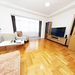 Exclusive Main Square アパート